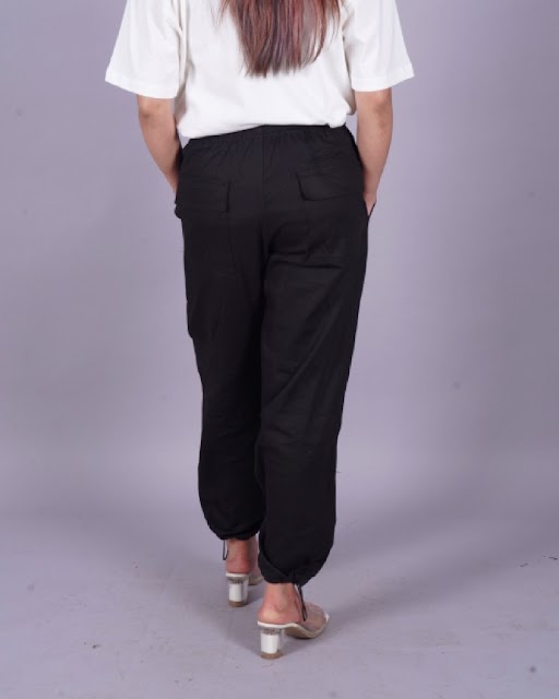 Lavish Comfort: Snacky Dragon's Black Cargo Pants for Ladies